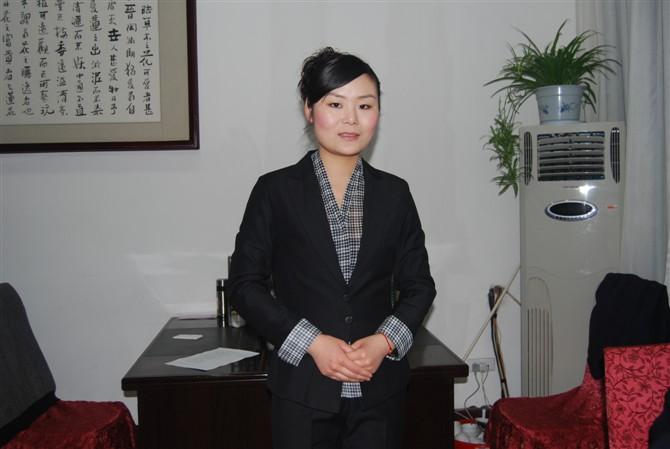 王娜,从事餐饮服务行业10余年,现任河南鲁班张国宴酒店执行总经理.