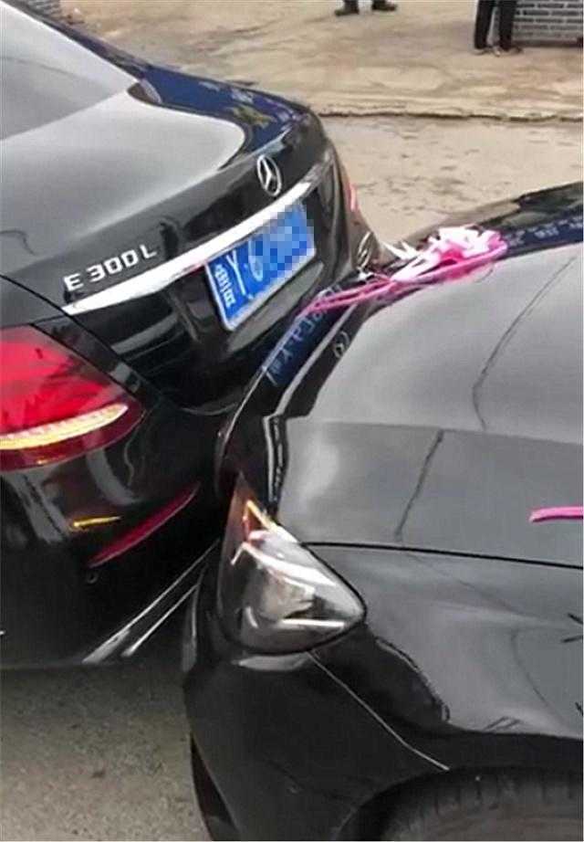 山东三台婚车遭受连环追尾,奔驰受损严重,公交却只有一点凹陷!