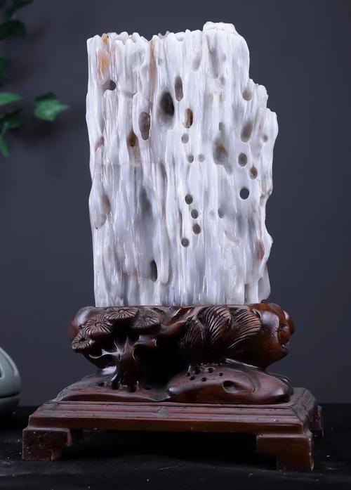 不是翡翠不是古董,这种石头凭什么能估价上亿?
