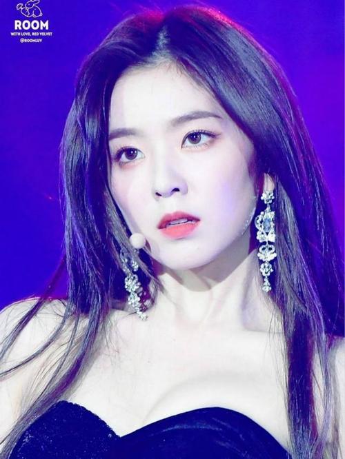 南韩女爱豆的惊艳瞬间,穿华丽抹胸装性感撩人,裴珠泫