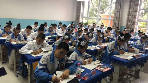 厉害了我的国-1/哈密市五中14班/编辑:李克章