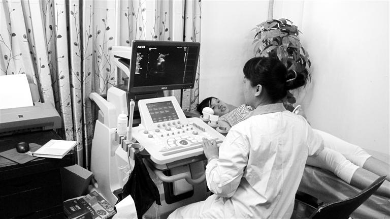 东方市服务站技术人员为育龄妇女提供b超检查服务