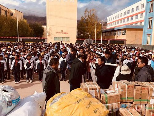 贡觉县相关领导和贡觉县中学全体师生及天津市第九批援藏教师共同参加
