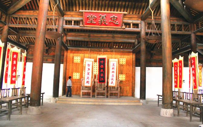 忠义堂原称聚义厅,是当年梁山好汉商议军情,调兵遣将,排定座次的地方.