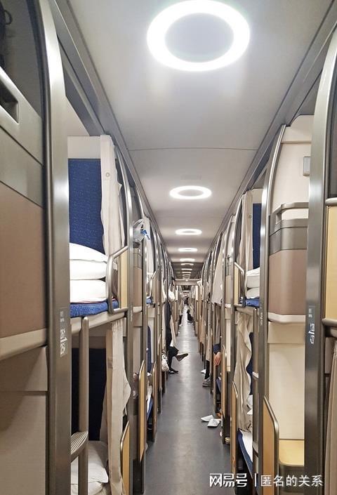 体验我国自主设计的动卧列车,价格比高铁二等座贵,提供免费晚餐