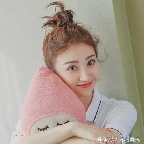 丸子头怎么扎中短发,女生短发怎么扎半丸子头呢?