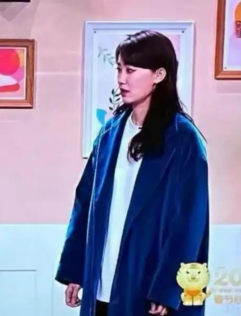 在春晚的舞台上,张小斐的大衣成功出圈了,但是有网友表示这个大衣会