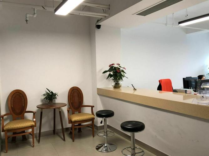 财务室:吧台式的设计.