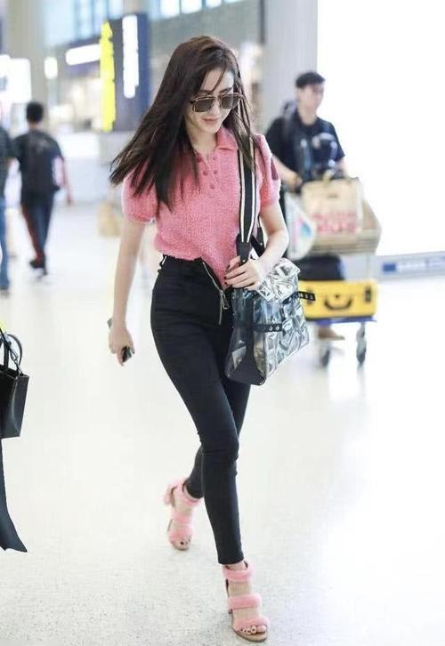 张天爱才是"行走的尤物",穿t恤配高腰裤,拉链只拉一半