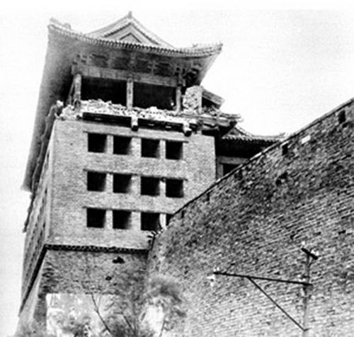 1976,德胜门箭楼西面,受唐山地震波及,砖木结构遭到破坏.