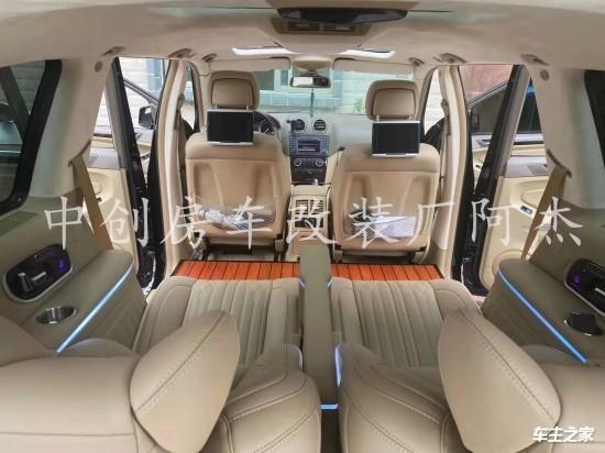 奔驰gl350全车内饰升级后排7改4航空座椅改装实木地板铺垫