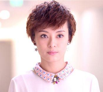 女生沙宣短发锡纸烫发型