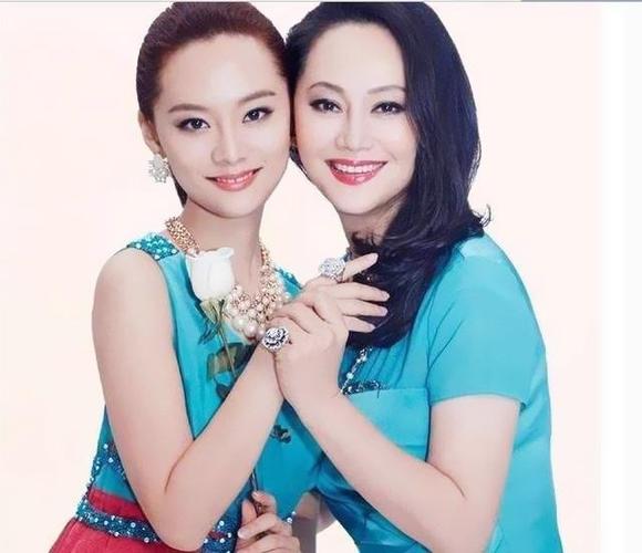 大宋佳女儿张楚楚美"出圈",穿白色礼服秀半肩,银色裹胸太抢镜