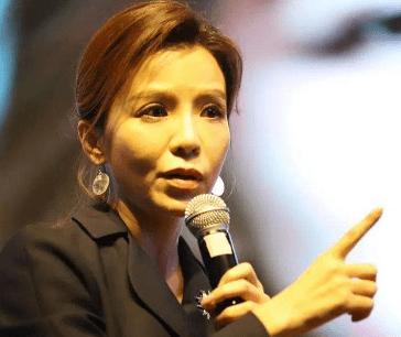 47岁朱迅素颜出席活动,皮肤蜡黄认不出,穿粉嫩长裙遮不住疲态