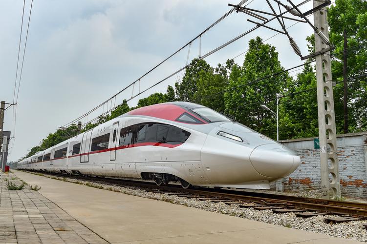 全球首列时速350公里高速货运动车组在河北唐山下线