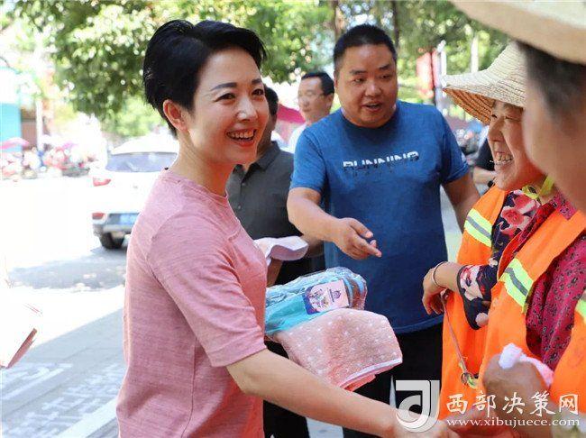 汉中洋县副县长杨妮娜慰问环卫工人