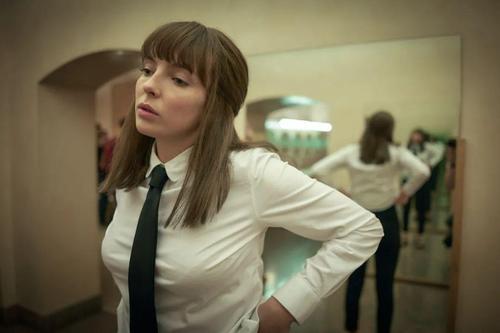 因为对变态杀人手法和犯罪心理学的奇怪兴趣,她被招募进军情六处一个