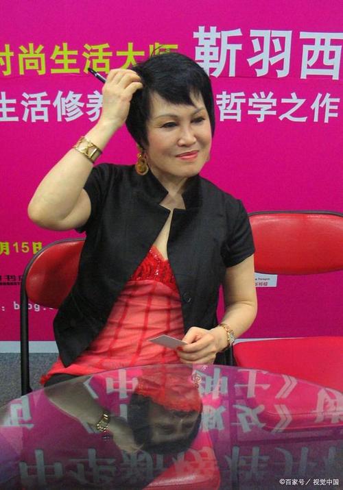 从150美元挣亿万身家,春晚前排一坐20年,靳羽西将一生活成传奇