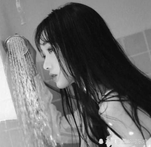 丧味 "心酸" 头像:除了两情相悦,其余的喜欢都是心酸