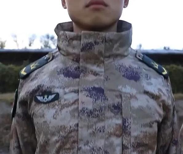 新式迷彩服水壶等军品,发得帅气暖心!