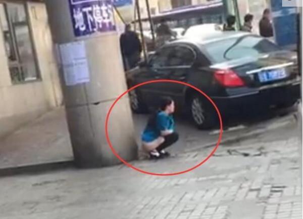 请用文明说服我 大连火车站女子露出白屁股:当街便溺