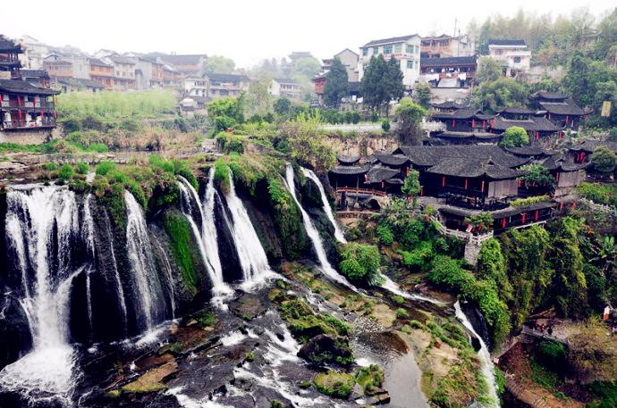 古丈县罗依溪镇地处张家界一猛洞河一凤凰精品旅游线路中间,素有古丈"