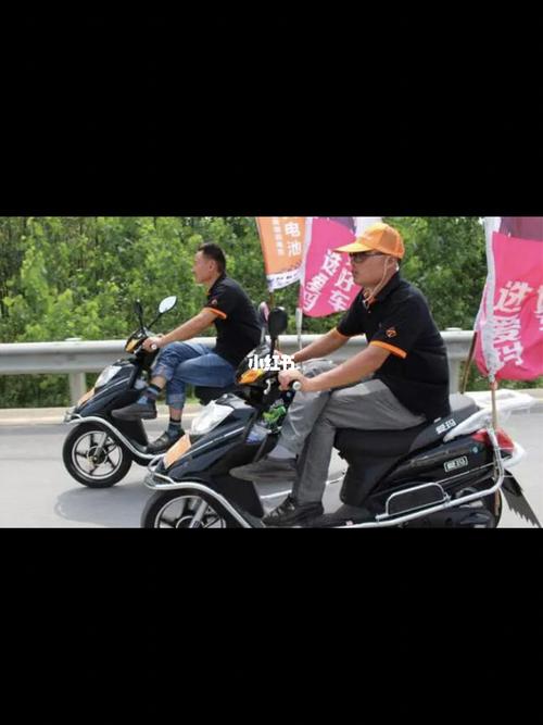 骑电动车为什么要翘二郎腿?_电动车_表情包