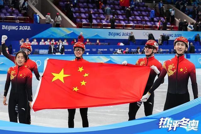 在2月5日晚举行的北京冬奥会短道速滑混合接力比赛中,中国短道速滑队