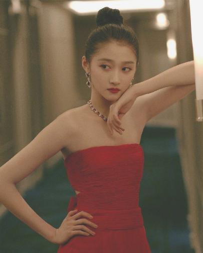 关晓彤为啥一直偏爱露额头发型?她的齐刘海照传开后,瞬间懂了!