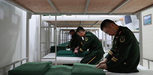 【组图】探访两会代表团驻地武警营区 餐厅改宿舍不觉
