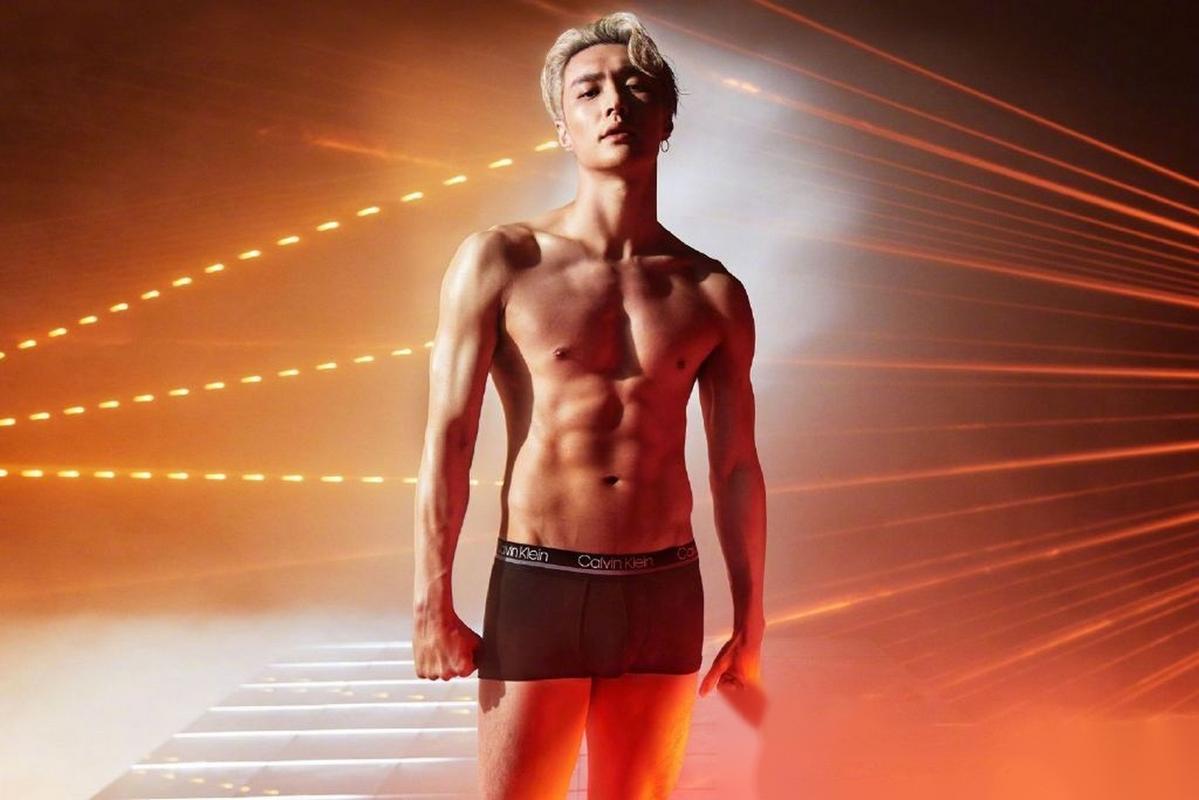张艺兴 calvin klein 全球代言人的新平面广告大片,穿衣显瘦,脱衣有肉
