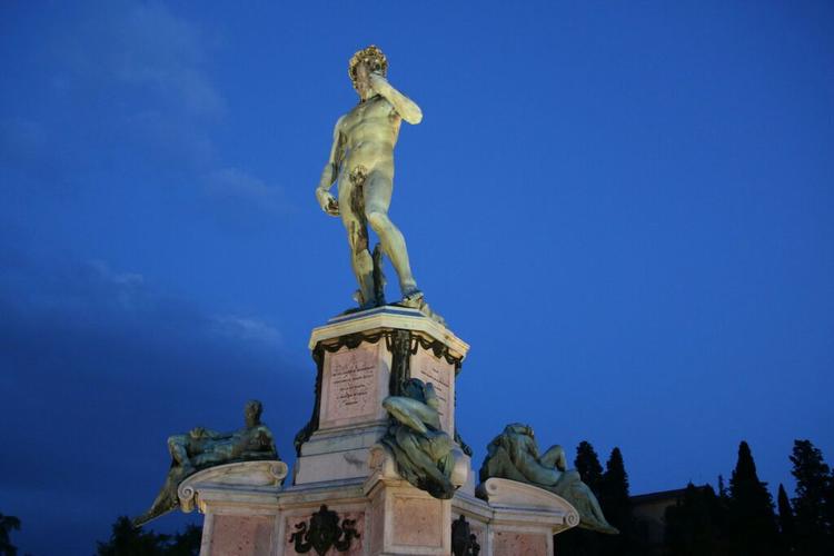 米开朗基罗广场位于阿诺河南岸,只欣赏佛罗伦萨和阿诺河全景的好地方