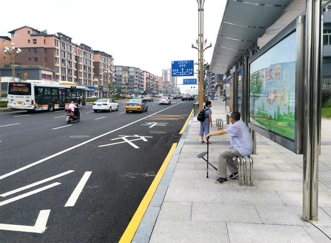 南充公交车不进站附近路灯成站台