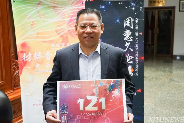 这时,老师们向他伸出了援手,导师纪嘉林和教研室主任周庆德老师,不仅