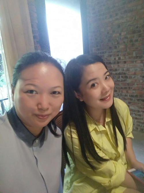 跟漂亮的珍妹来张合影,作为第一次到珠海的纪念