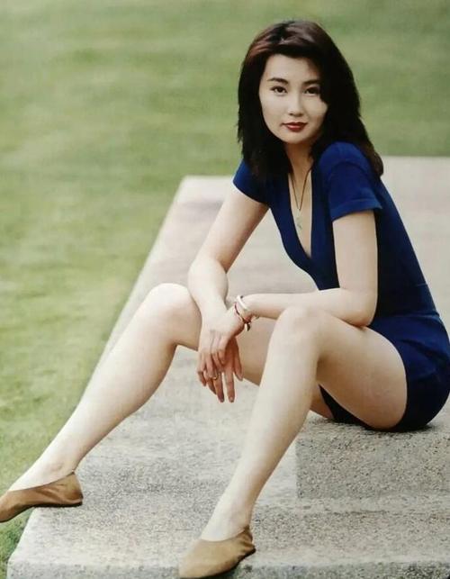岁月美人张曼玉罕见旧照曝光身形优越大长腿超吸睛
