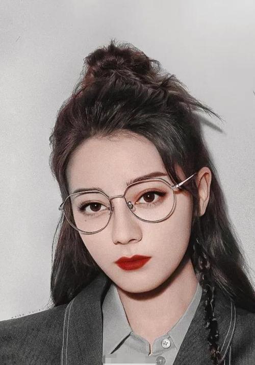 迪丽热巴为何一直不喜欢戴眼镜,当看到罕见眼镜照,气质都变了!
