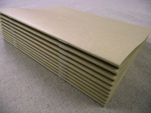 骑马钉,又称骑马订,指的是书本装订的一种方法,动作如跨上马背,即薄本