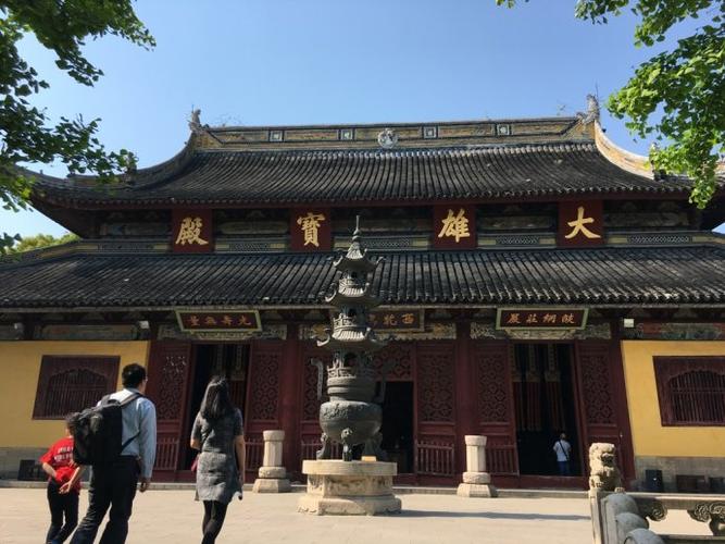 大雄宝殿是一个寺院最为重要的建筑之一,是寺院僧众