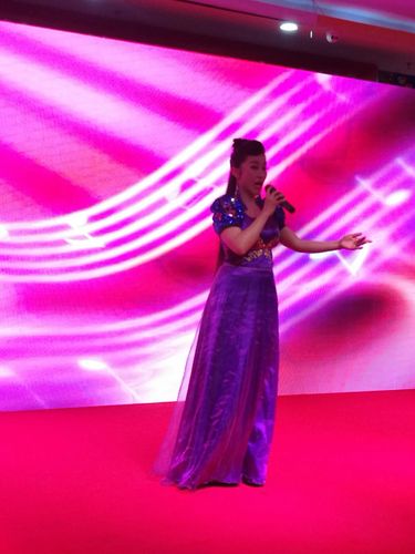 形象代言人禾麻迪娜演唱颜曲《红雪莲》