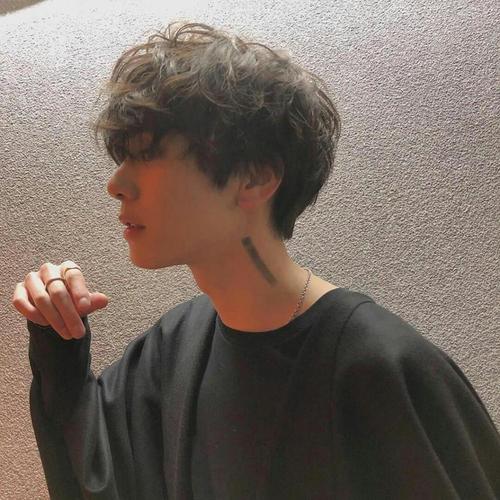 最火最潮的微信男生超级帅气头像两张一组图片:超级有气质的帅气男生