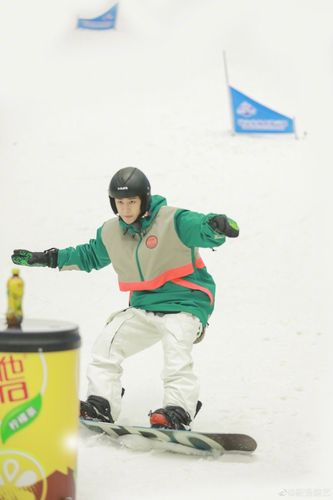 组图:王一博烟绿色外套搭淡漠色滑雪服 在线滑雪展现酷盖运动力