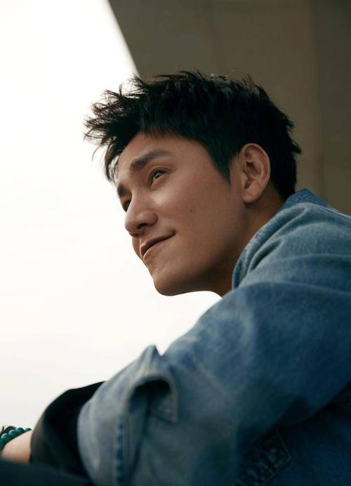 陈坤利落短发亮相直播间 牛仔look率性清爽状态佳