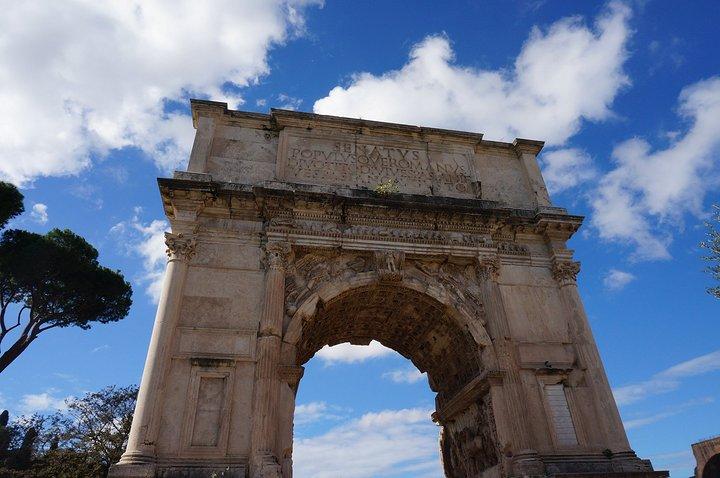 遗址入口进去就是提图斯凯旋门它是罗马现存最著名的三座凯旋门之一