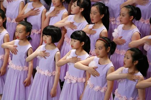 团员用纯真,质朴的童声演绎了20余首风格多样的中外合唱歌曲和改编