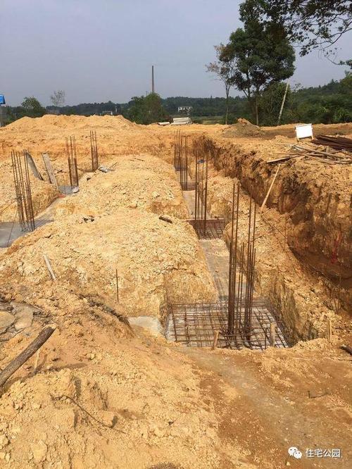 这是一个框架结构的房子,基础用的是独立式基础,下图为独立柱的施工