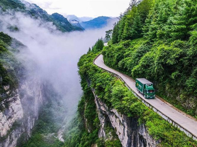 从汉源县前往古路村,一路上山路崎岖,绝壁千仞.郝立艺 摄