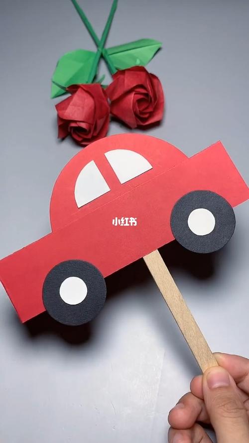 幼儿园手工《简单可爱的小汽车》_幼儿园_幼儿园手工