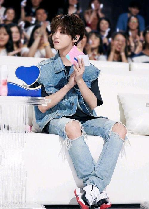 鹿晗创造营造型!破洞牛仔套装内搭黑色t恤,这个装扮太乖了吧