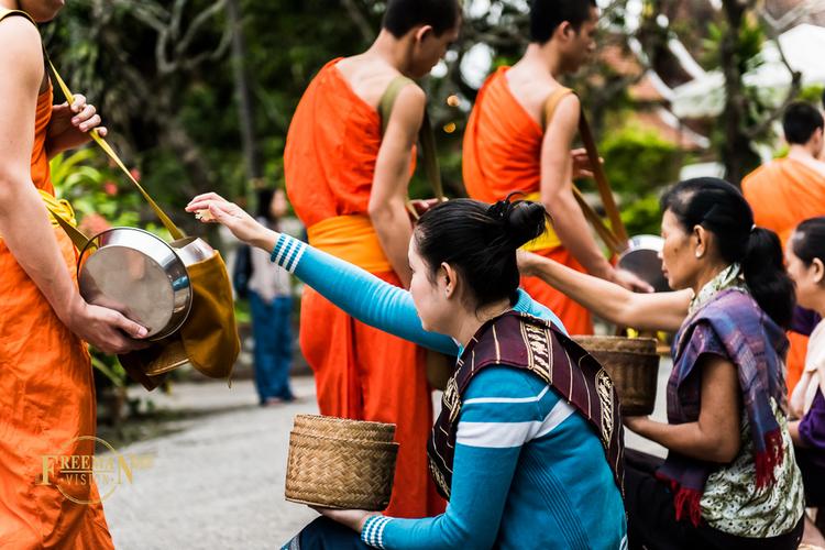 琅勃拉邦的清晨布施